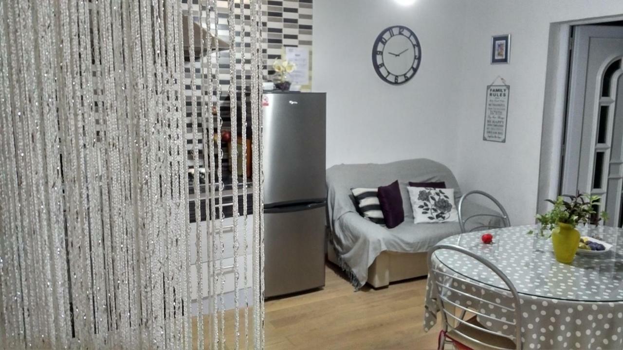 Apartment Gold & Gray Apartment *